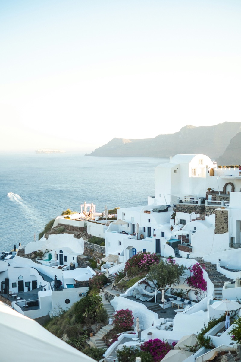 Santorini'nin beyaz evleri ve Ege Denizi