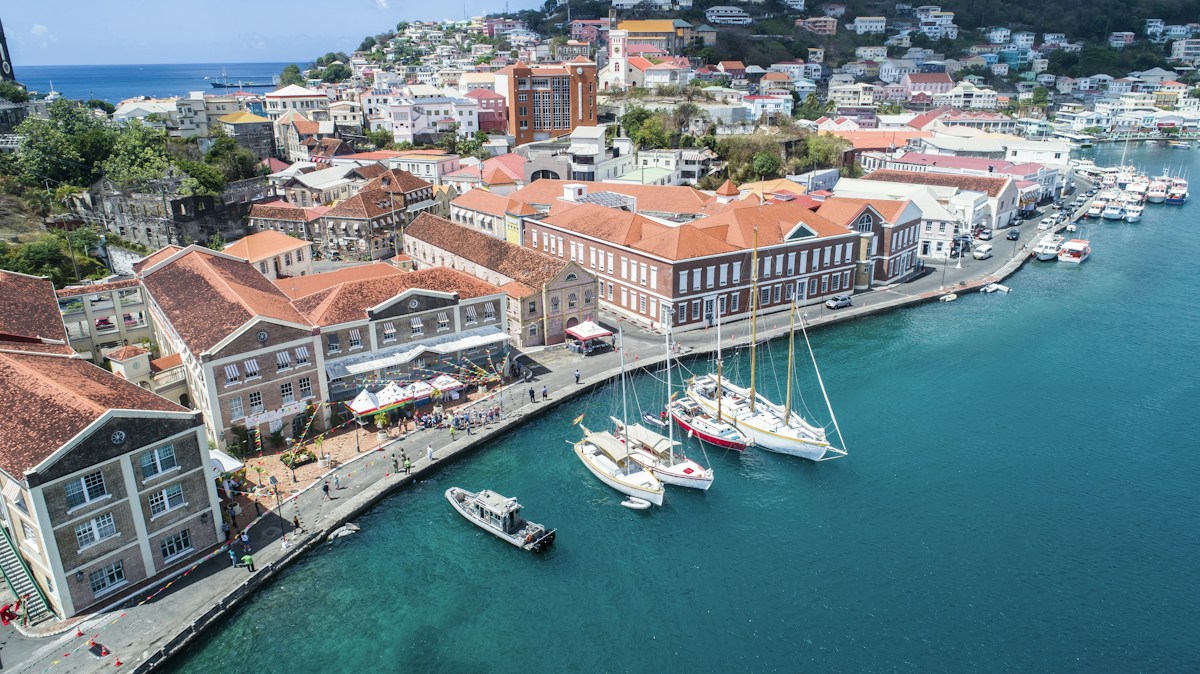 Grenada kıyısı ve tropik manzara
